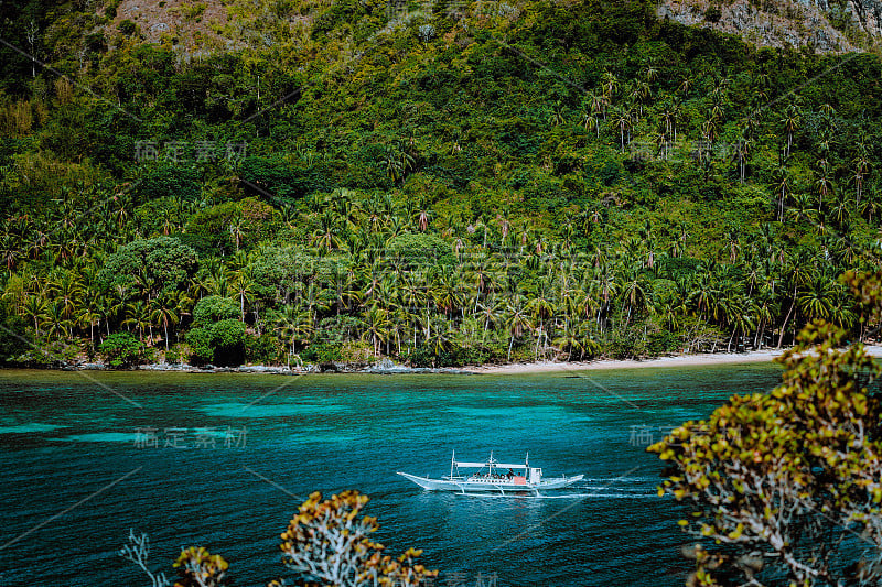 旅游船对热带雨林附近美丽的蛇岛热带。El Nido，巴拉望，菲律宾