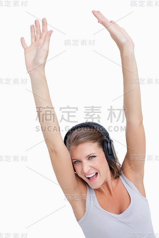 一个美丽的女人一边听音乐一边跳舞的肖像