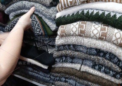 秘鲁传统毛衣服装在秘鲁库斯科展出。南美