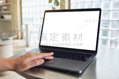 一位女士正在使用并触摸笔记本电脑的触控板