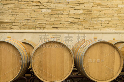 酒桶堆放在酿酒厂的地窖里。酒窖里的酒桶。