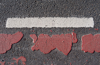 道路:在干燥的柏油路上的磨损的道路标记