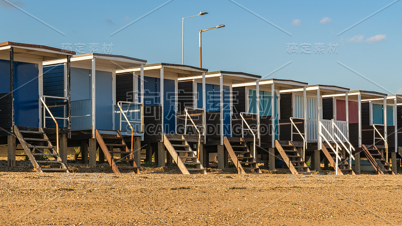 卵石滩上的海滩小屋