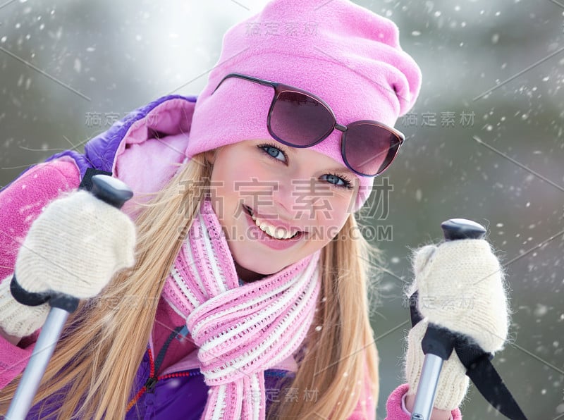 年轻女子滑雪