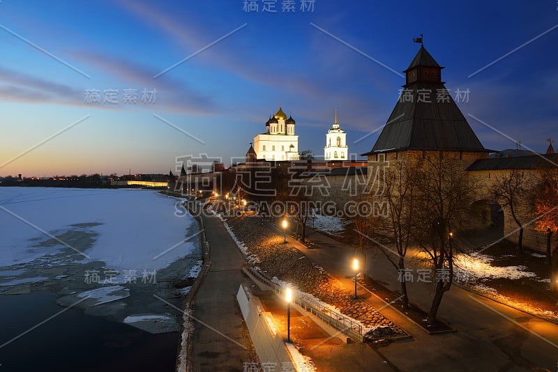 历史悠久的普斯科夫市夜景，俄罗斯