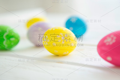 白色木质表面上的复活节彩蛋