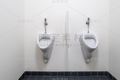 小便池在墙上