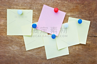 用一张纸把扣子别住了