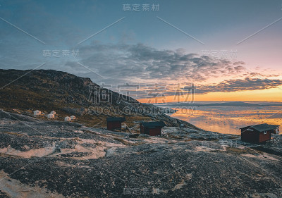 格陵兰岛埃奇普塞米亚冰川的埃奇营地全景图。带有小屋的自然景观。午夜的太阳和粉红色的天空。西格陵兰岛的