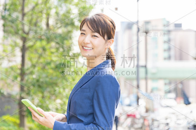 看到智能手机的亚洲女性