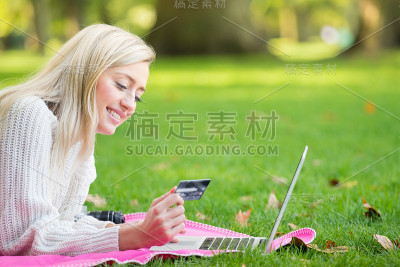 用信用卡在网上购物的女人