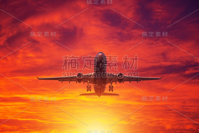 飞机从机场起飞，背景是晚霞和红色的夕阳。