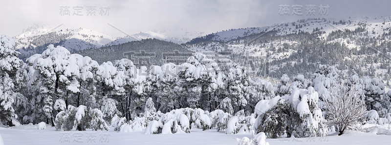 在希腊埃维亚岛的一个希腊村庄，美妙的冬天有很多雪和雪堆