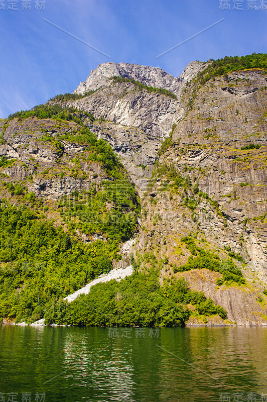 瀑布落在岩石的索格尼峡湾，挪威