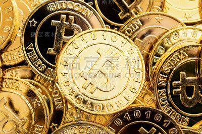 比特币cryptocurrency背景。一堆黄金比特币，数字货币