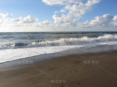海浪拍打着沙滩