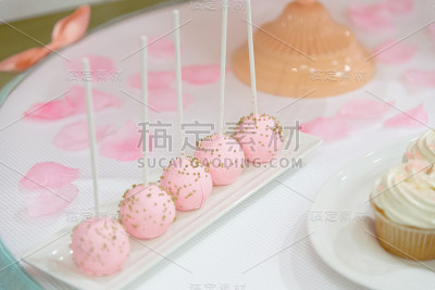 在会议室为出席研讨会的客人准备咖啡休息时间