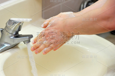用肥皂和水洗手