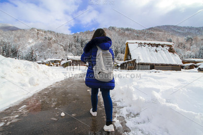 一个女孩独自走在雪地上