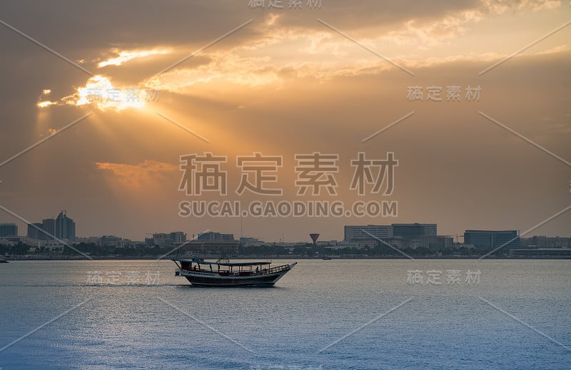 冬季的一天，多哈湾的美丽景色在日落与三角帆的背景