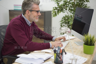 在电脑前工作的多情男人