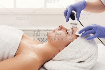 在美容院做面部护理的妇女
