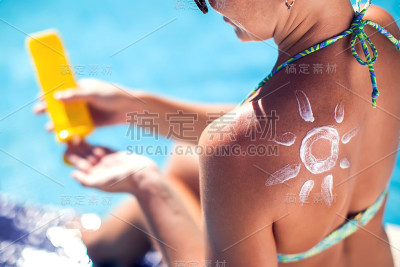 背部涂有防晒油的女人。人、夏、假、保健理念