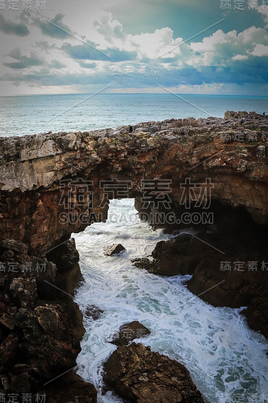 巨大的岩层，中间有一个洞穴，里面有海水。葡萄牙卡斯凯斯当地有名的“博卡做地狱”。