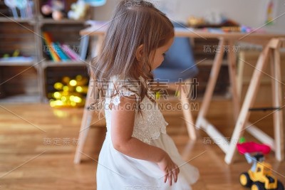 可爱的金发小孩在幼儿园玩很多玩具