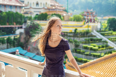 年轻女子游客在佛教寺庙Kek Lok Si在槟城，马来西亚，乔治城