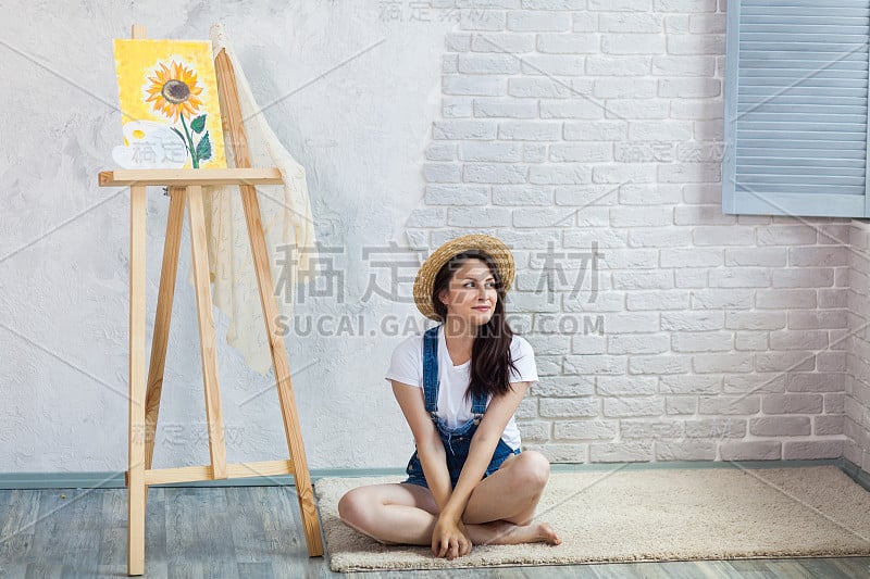 华丽的女人肖像画家在家绘画