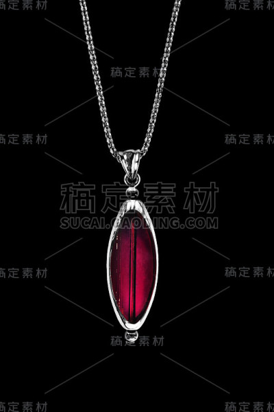 红宝石吊坠孤立