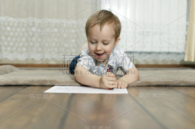 小男孩用彩色铅笔画画