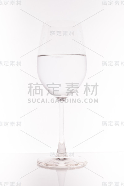 白色背景上的玻璃