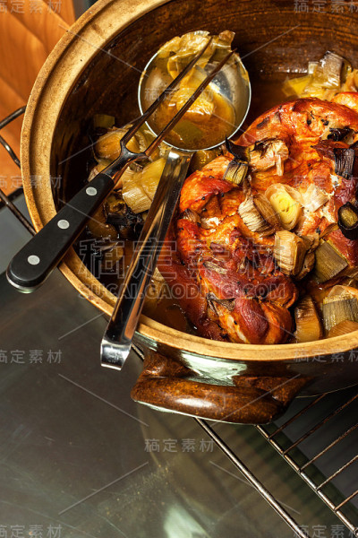 韭菜烤猪膝。烤的肉。电动国内烤箱。厨房用具。