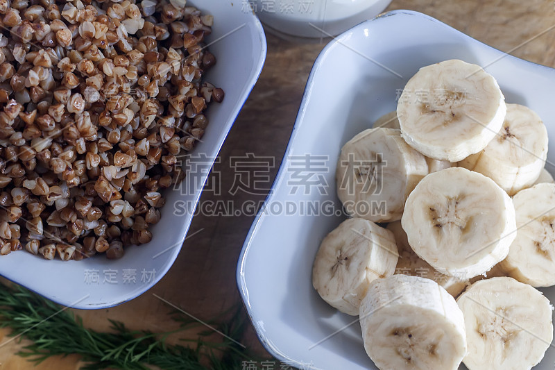 健康食品。荞麦粉和香蕉