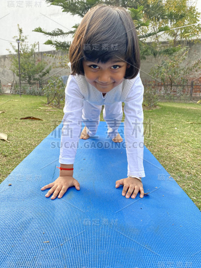 印度小男孩做瑜伽练习。
