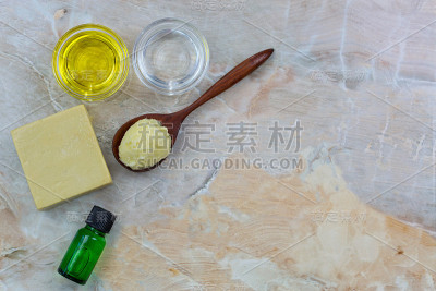 乳木果，冷榨有机霍霍巴金，椰子油，橄榄油皂，精油提取在石材背景