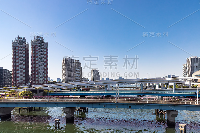 从宇门努桥看大都会高速公路的海滨线风景