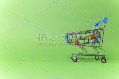 杂货篮里有个滑板。体育用品销售。快的自行车