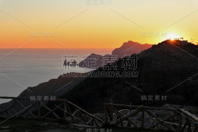 日落时分，卡普里从科斯坦佐山出发