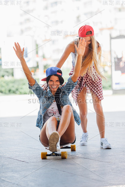 一个女人骑在另一个长板上