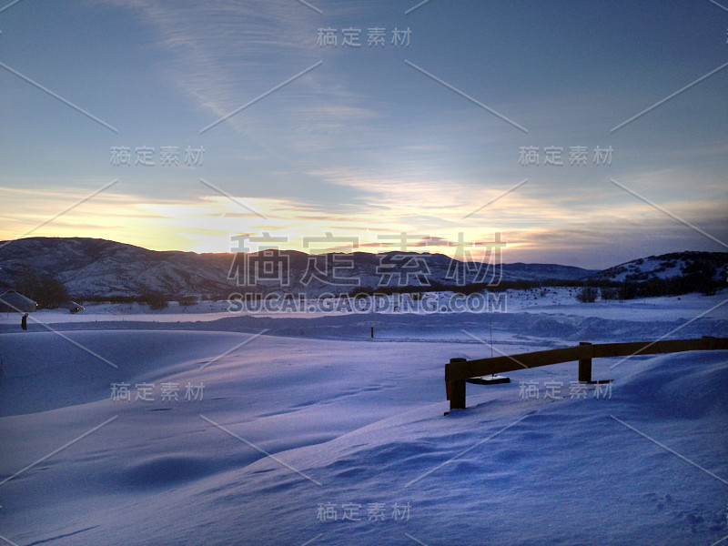 犹他州北部的雪山山顶