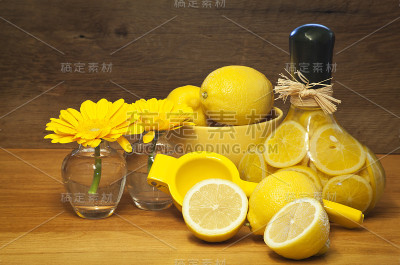 柠檬和榨汁机