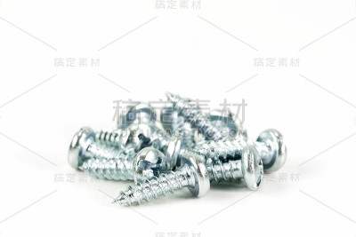 在白色背景上隔离的一组螺钉