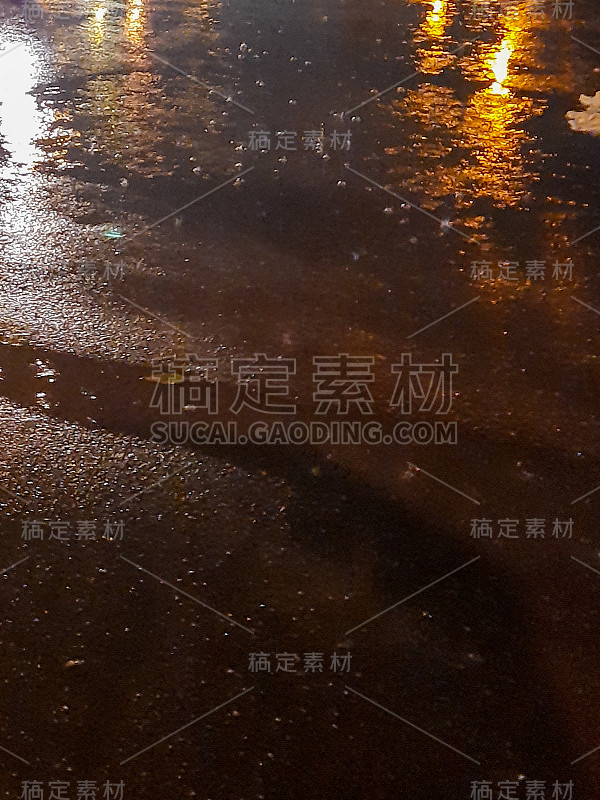 印度德里的道路在夜间的雨天视图，在夜间的暴雨视图