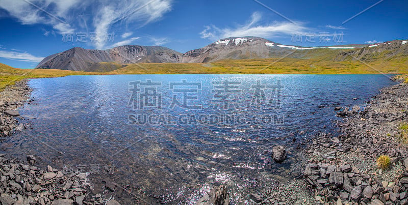 蓝色高山湖泊，夏天