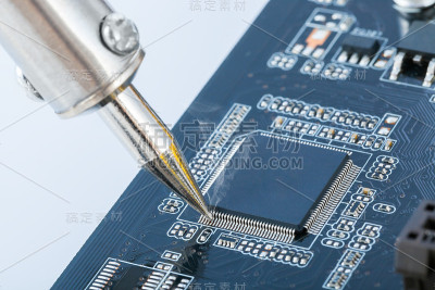 用烙铁固定微电路-工作室拍摄