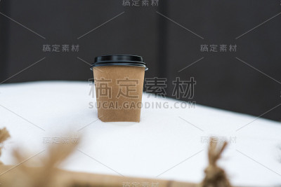 咖啡纸杯在雪里