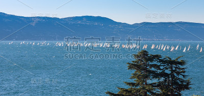 在以山为背景的湖上航行